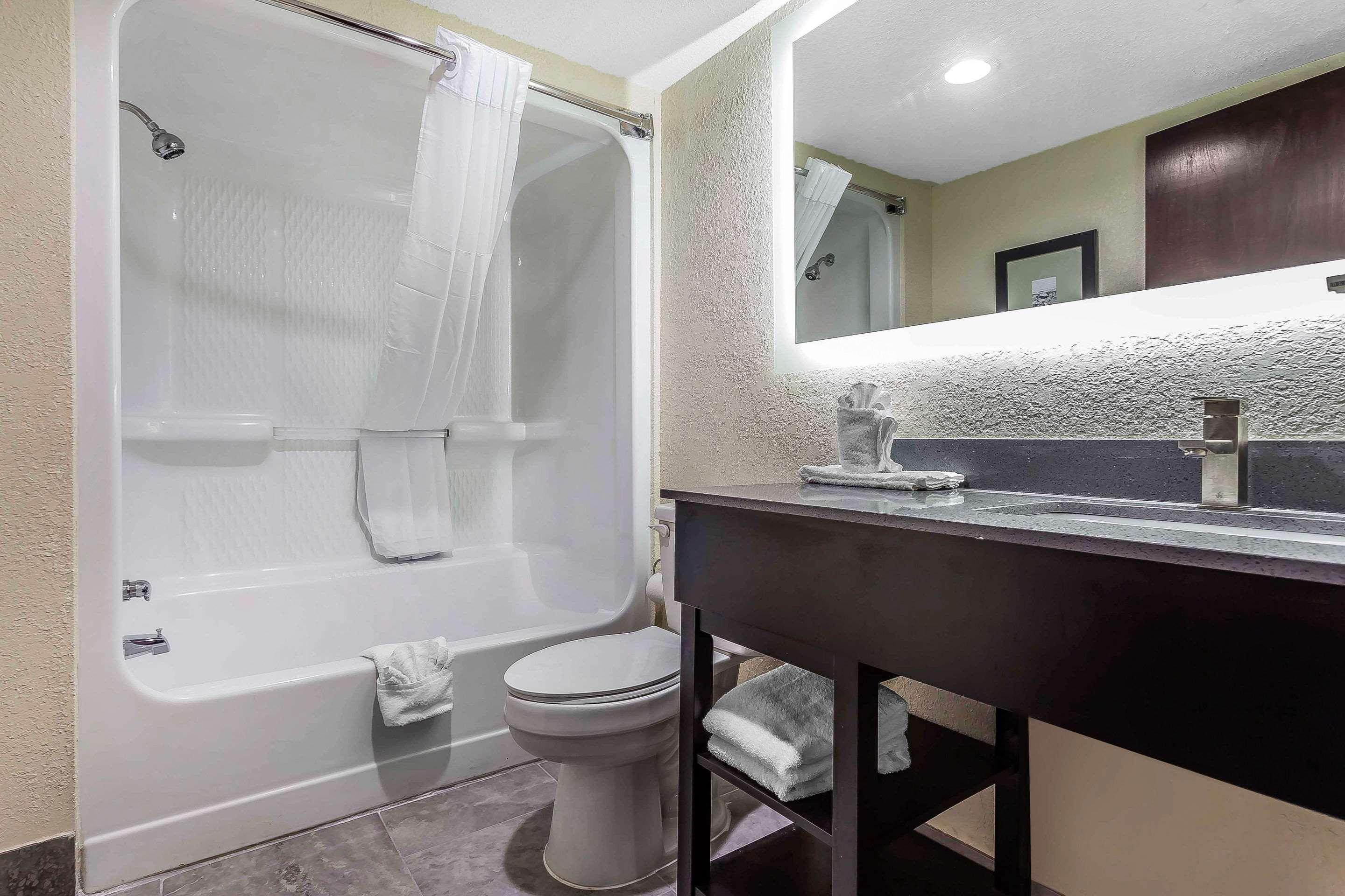 Quality Inn & Suites Salisbury Exteriör bild